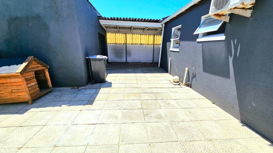 2 Bedroom Property for Sale in Strandfontein Village Western Cape